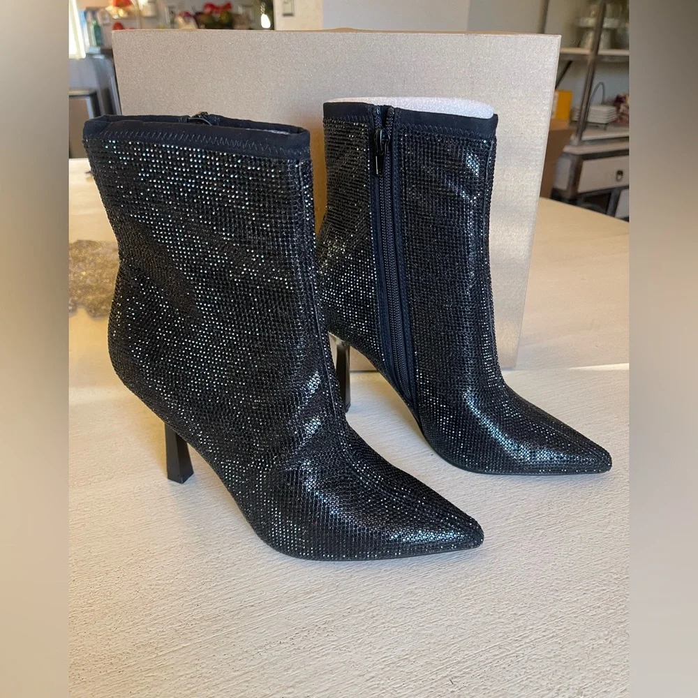 New in‎ box Steve Madden boots Size 8 black rhinestone heeled  booties 🖤🖤